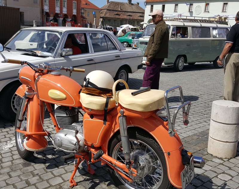 "Retro Parada Primăverii" organizată în zeci de oraşe din ţară! GALERIE FOTO