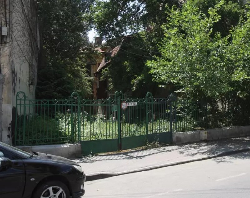 Vila din centrul Bucureștiului a regretatului Mircea Lucescu, ocupată de oamenii străzii. Îi plătise pentru a-i elibera casa