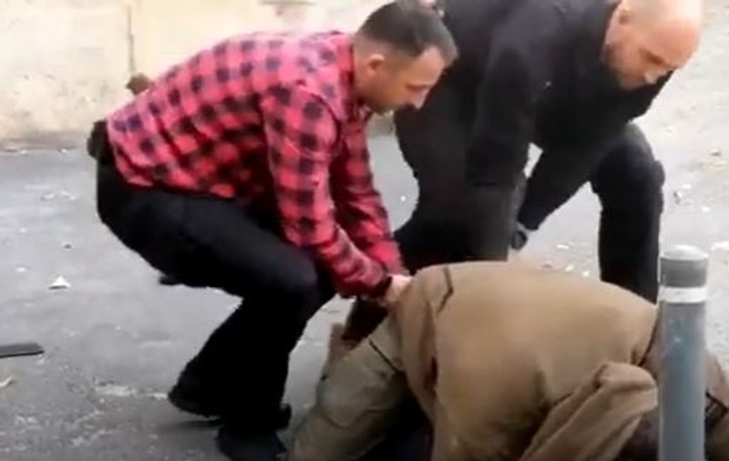 Doi polițiști îmbrăcați în civili, amenințați cu cuțitul de un bărbat, în centrul Bucureștiului. Ce a urmat
