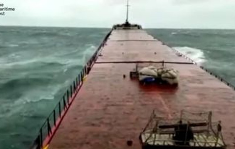 VIDEO | Imagini cu nava de marfă Arvin, scufundată în Marea Neagră, în timp ce se rupe în două