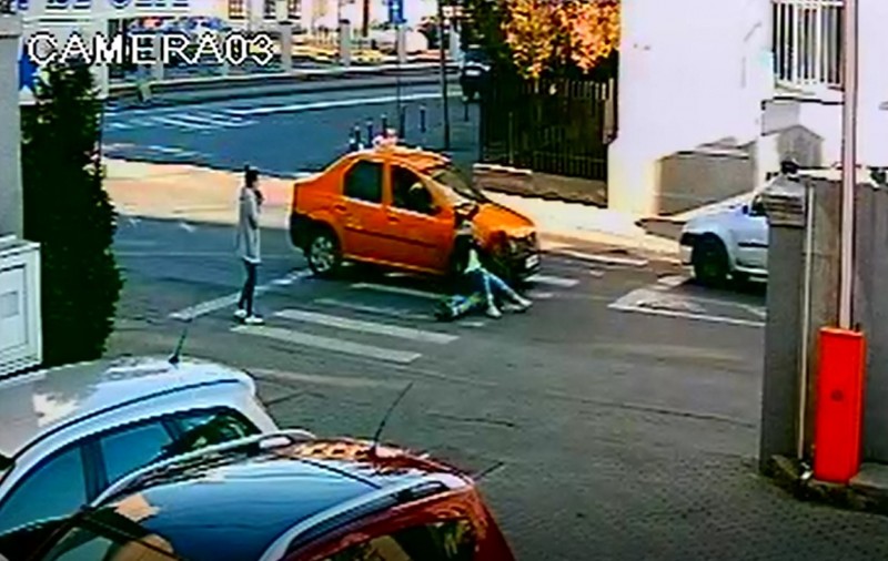 Eleve accidentate pe trecerea de pietoni la Craiova