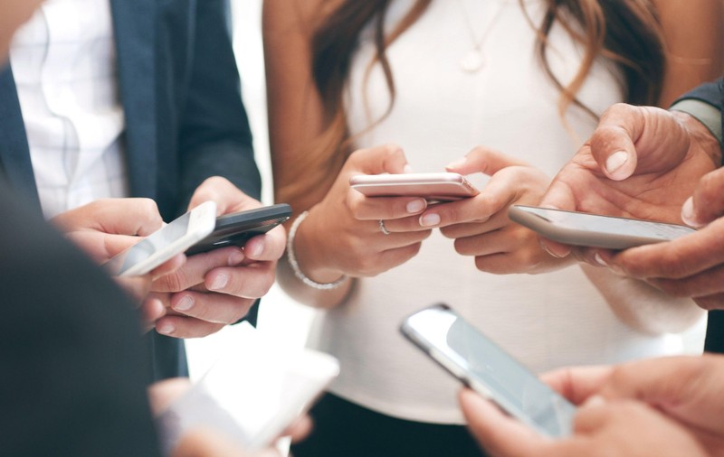 Paradoxul românesc: primii în Uniunea Europeană la stat pe rețelele de socializare, ultimii la folosit internetul pentru informații