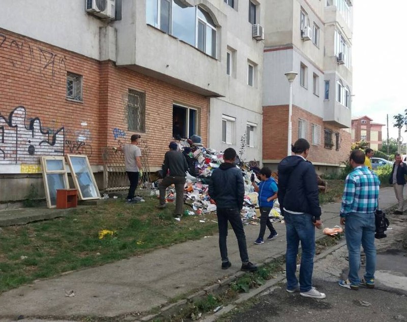 FOTO/ Un munte de gunoaie a fost scos din apartamentul unui bărbat din Constanța. Deșeurile îngropaseră până și lustra din sufragerie