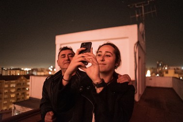 Florin Rezban și fiica lui, Melisa, se uită la focul de artificii în timpul Festivalului Magdalena, cea mai importantă sărbătoare din Castellón de la Plana