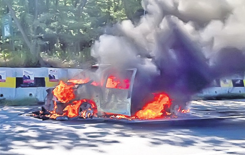 O maşină a luat foc în mijlocul şoselei | VIDEO