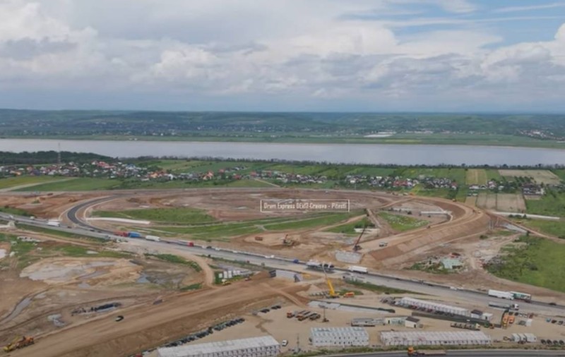 Imagini din dronă cu tronsonul 4 al autostrăzii A1 Craiova-Pitești. În ce stadiu au ajuns lucrările și când ar putea fi gata | VIDEO
