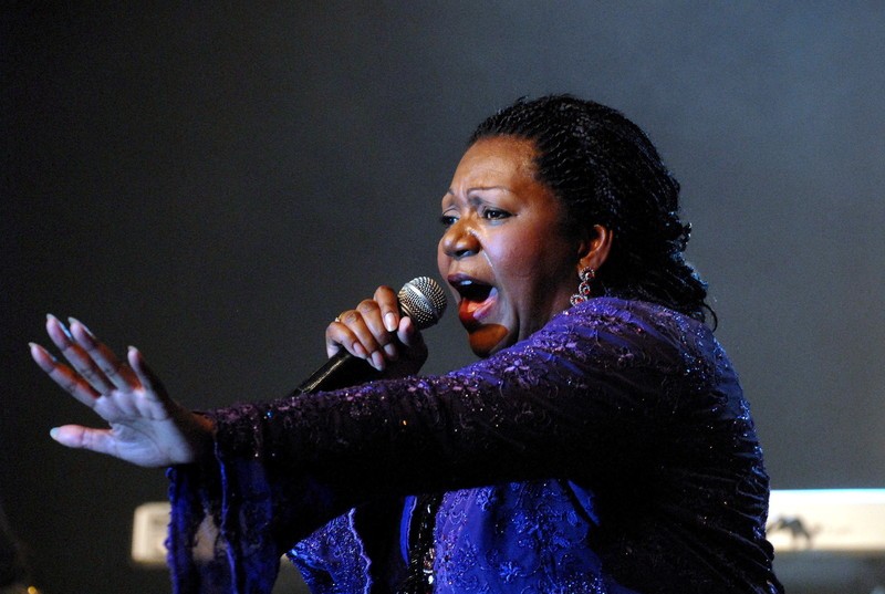 epa01386006 Jamaican singer Liz Mitchell (known as lead singer of the 70's disco band Boney M.) performs during her concert in the town sports hall of Pecs, 196 km south of Budapest, Hungary, 16 June 2008. EPA/FERENC KALMANDY