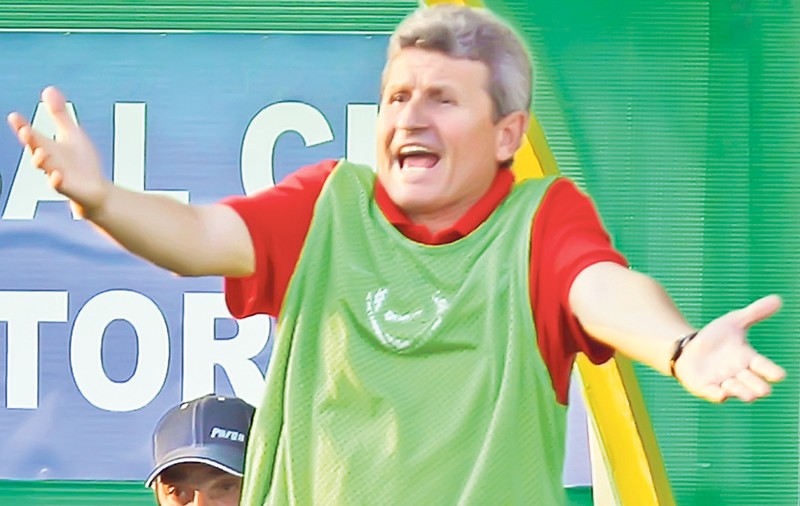 INTERVIU | Gigi Mulţescu, antrenorul lui Dinamo, despre conflictul avut cu mijlocaşul Boubacar Mansaly la meciul cu Viitorul: "Nu ne-a ajuns pauza să-l potolim!"