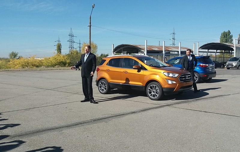 Klaus Iohannis a testat noul Ford EcoSport, cu Simone Tempestini, campionul României la raliu. Președintele, la un pas de a lovi o bordură | FOTO ȘI VIDEO