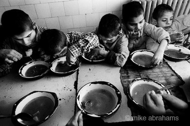 Căminul-spital din Grădinari, februarie 1990 | Foto: Mike Abrahams