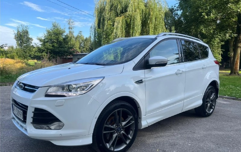 Ford Kuga cu daună totală în 2017, de vânzare cu 14.000 de euro în 2025: „Bine întreținut, aflat în familie de 7 ani”