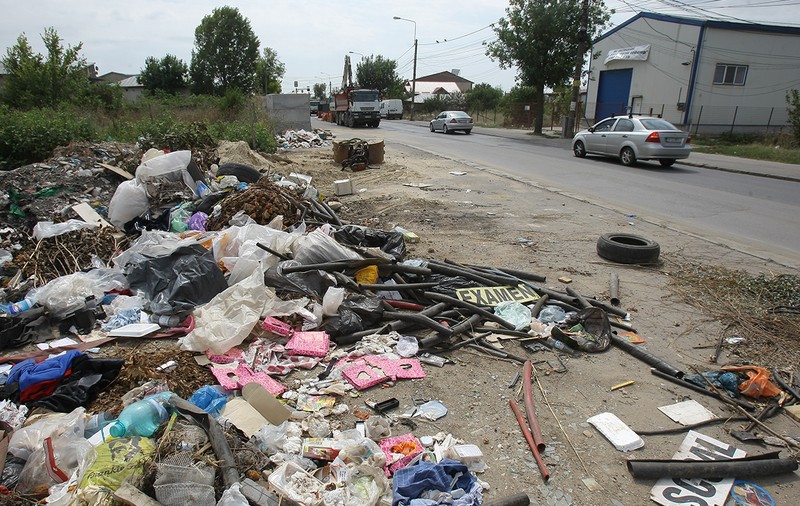 Primăria din România care confiscă mașinile și căruțele celor care aruncă gunoi pe domeniul public