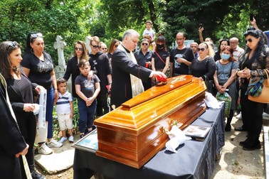 Rudele și prietenii l-au cosdus pe Costin Mărculescu pe ultimul drum FOTO: Eli Driu
