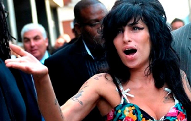 Amy Winehouse, acuzată de acte de violenţă