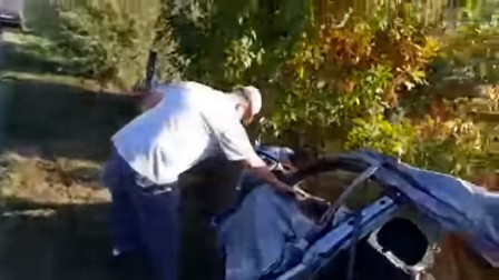 O parte din autoturismul distrus în accident a fost găsită de localnici de cealaltă parte a drumului