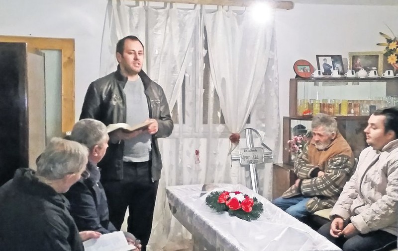 La popă în poartă, cu mama moartă
