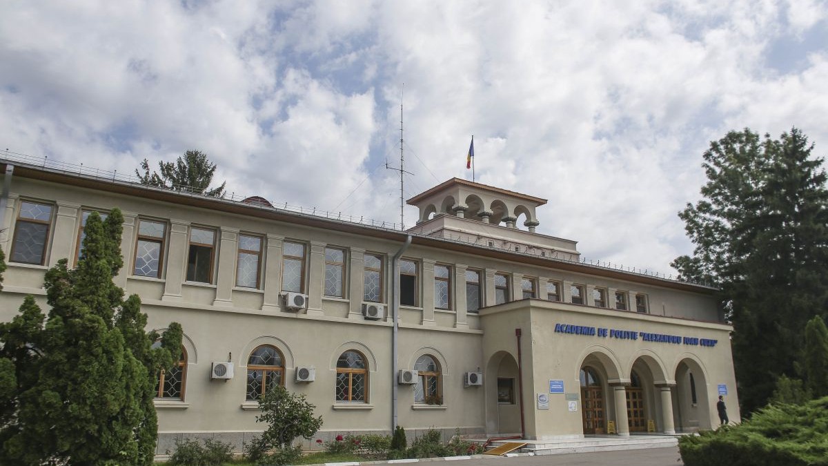 Ofițerul care a amenințat-o pe Emilia Șercan a fost angajat la Academia de Poliție în 2018