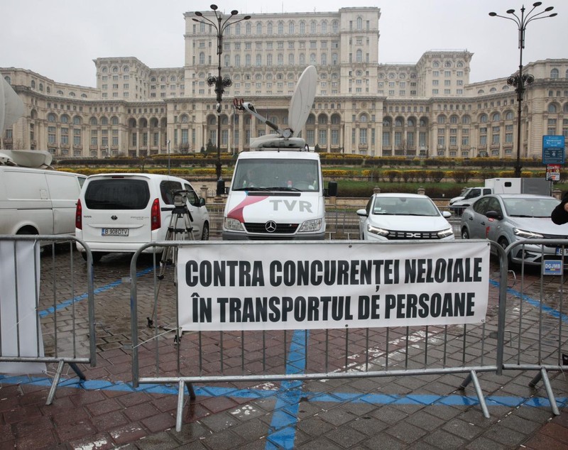 Taximetriștii continuă protestele în Piața Constituției din București. Cer în continuare fiscalizarea Uber și Bolt