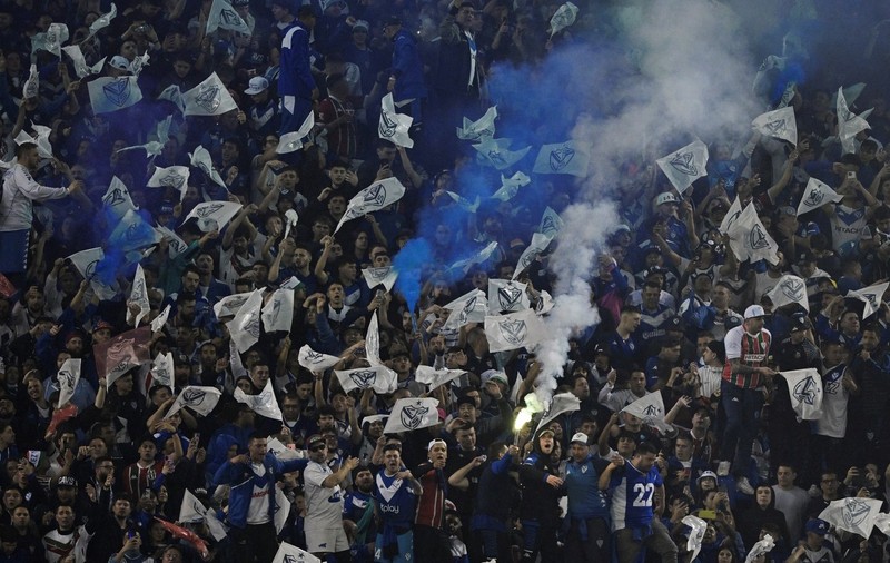 Fotbaliști de la echipa Velez Sarsfield, amenințați cu arma de suporteri. „Mi-au spus că mă vor împuşca în picioare”