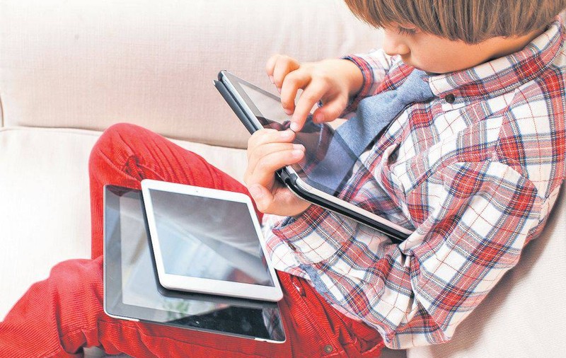 Telefonul deștept, extensia adolescentului de azi. Ce fac copiii cu smartphone-ul din dotare?