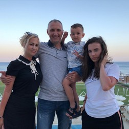 Dani Tudor, alături de familia sa