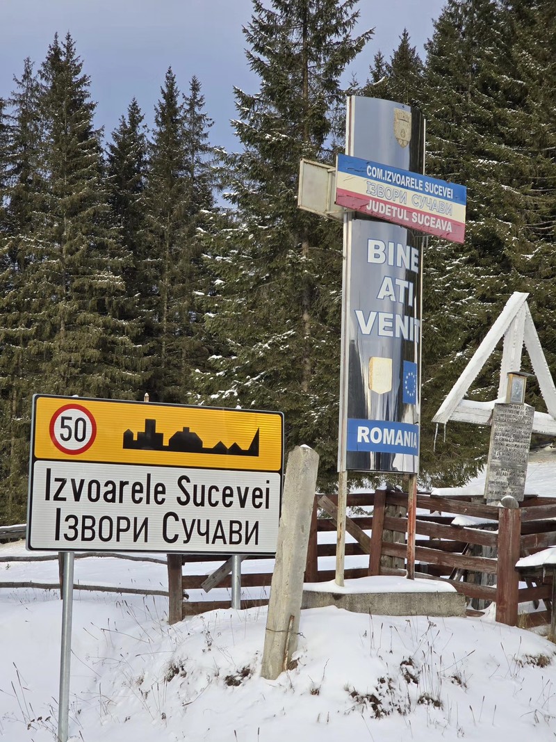 Intrarea în comuna Izvoarele Sucevei. Foto: Izvoarele Sucevei, Bucovina