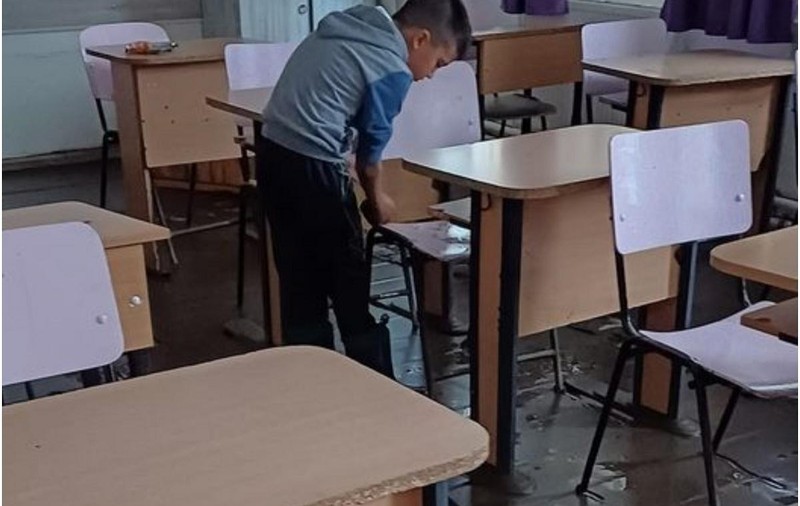 Imaginea cu băiețelul de 7 ani care s-a dus să curețe școala acoperită cu noroi, după inundații, la Cudalbi, în Galați, a devenit virală