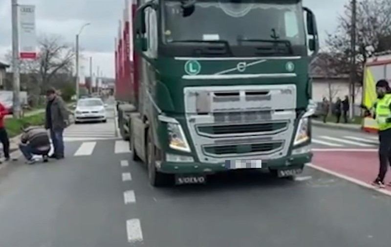 Doi copii şi tatăl lor, spulberaţi de TIR pe o trecere de pietoni din Leţcani. Un băiețel de 3 ani a murit