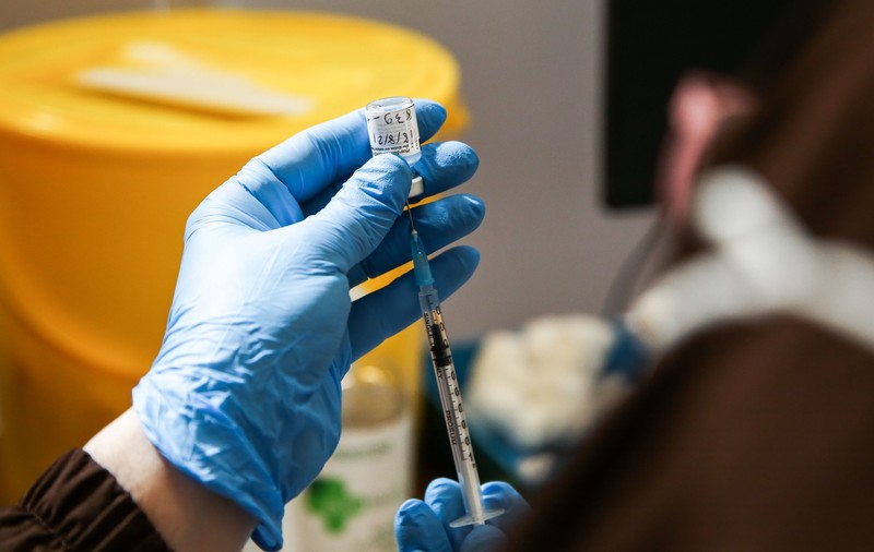 Marea Britanie ia în calcul să impună vaccinarea obligatorie pentru angajații din sănătate