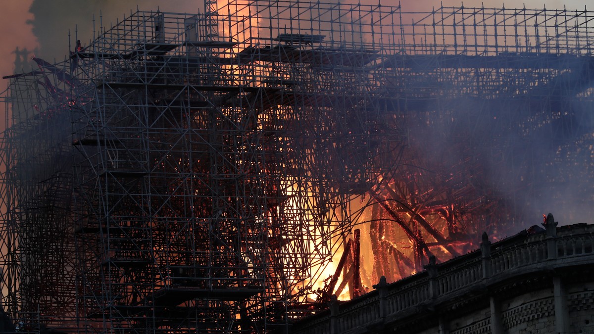 Unii internauți susțin că îl pot "vedea pe Iisus" în flăcările care au cuprins Catedrala Notre-Dame din Paris. Fotografia care a stârnit vâlvă pe rețelele de socializare