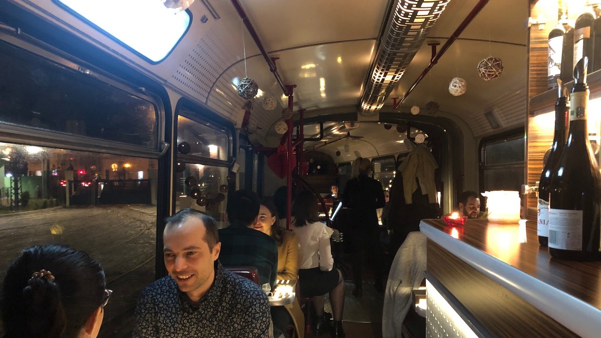Nouă cupluri au avut parte, de Dragobete, de o plimbare romantică la ceas de seară pe străzile Timișoarei cu singurul tramvai restaurant din România