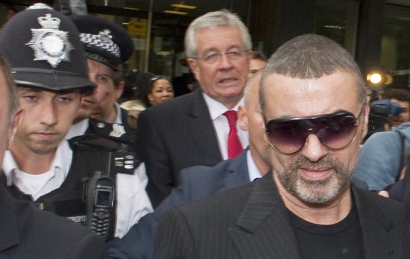 George Michael ‘plânge ca un copil' în închisoare