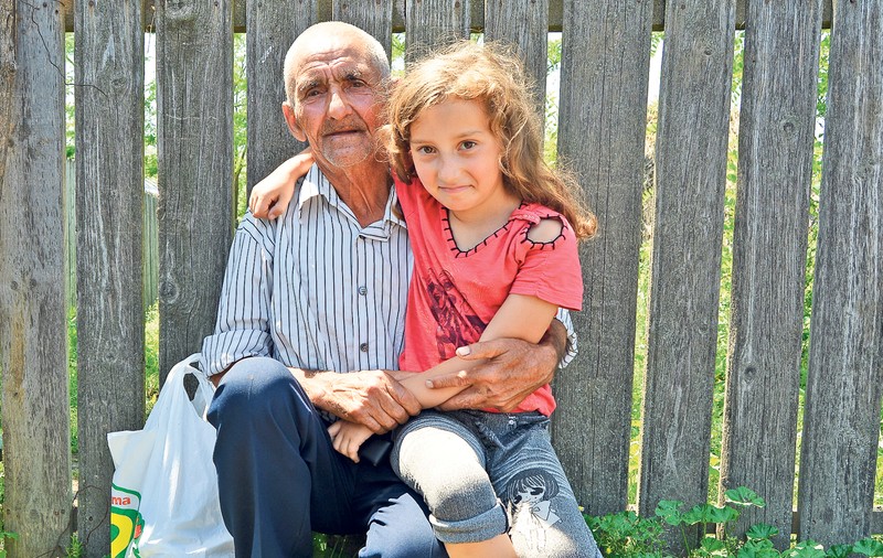 Gabriela este speriată că, la 9 ani, ar putea rămâne fără singurul părinte pe care l-a cunoscut