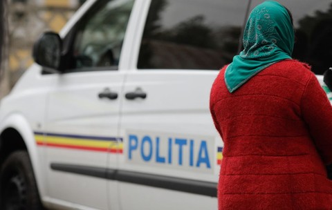 femeie-masina-politie