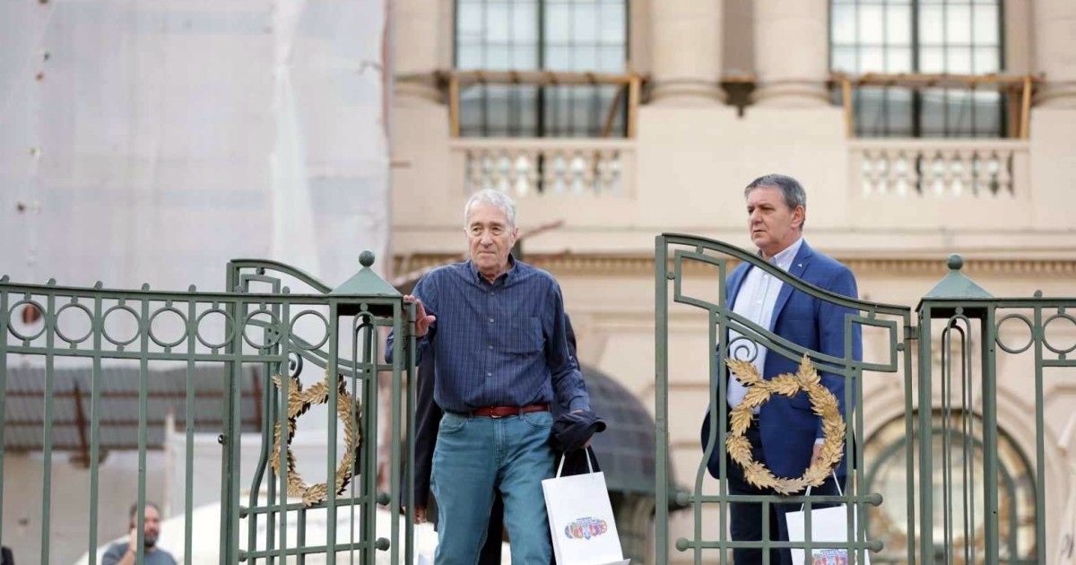 Valentin Ceausescu si Marius Lacatus, la iesirea de la petrecerea de la Cercul Militar National