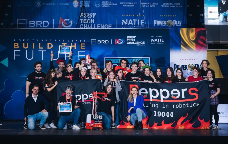 Elevele din Iași care merg la cea mai mare competiție de robotică din lume: „Avem în echipă fete care lucrează pe mecanică, fete care învață programare”