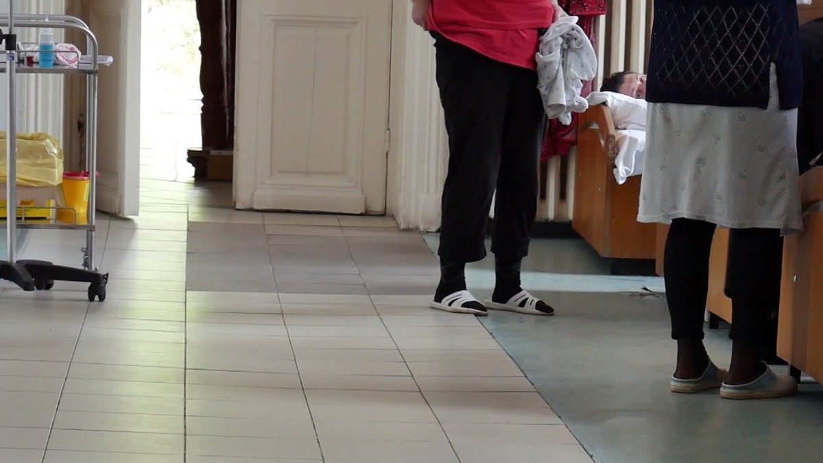 Femei plecate de lângă cei dragi pentru un trai mai bun s-au întors în depresie