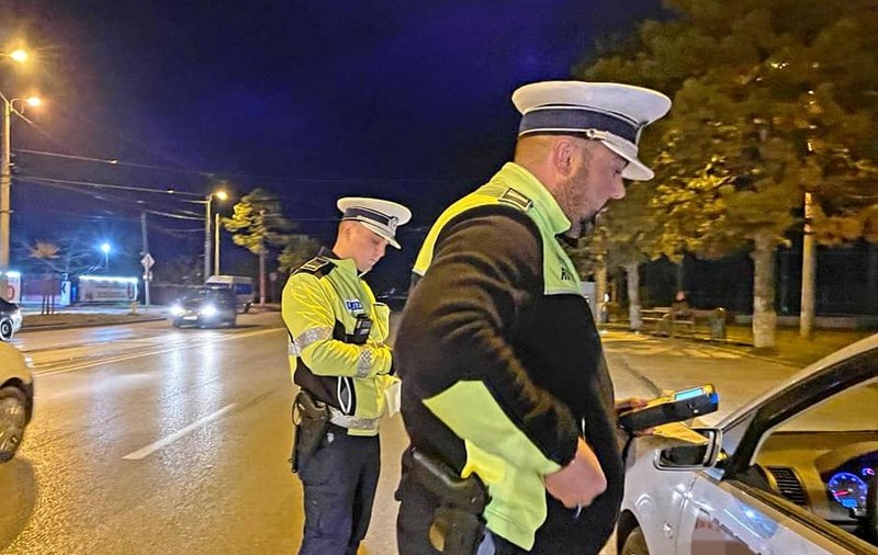 Un şofer de 66 de ani băut, care nu a oprit la semnal, urmărit şi scos de poliţişti din maşina aflată în mers, în Botoșani