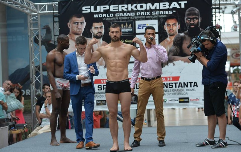 Starurile din K1 se duelează la cântarul oficial înaintea finalei mondiale Superkombat de sâmbătă