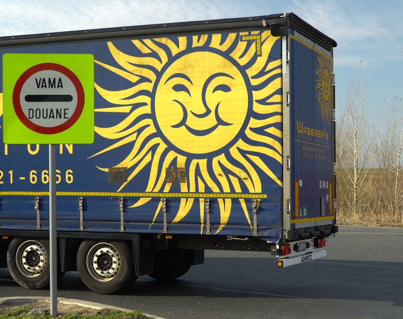 Șoferii de TIR care străbat Europa, prin mijlocul pandemiei, cu orice risc. „Dacă ne oprim și noi, atunci chiar că se oprește lumea!”