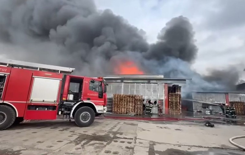 Incendiu în București. RO-alert pentru oamenii care locuiesc în zona Giulești | VIDEO