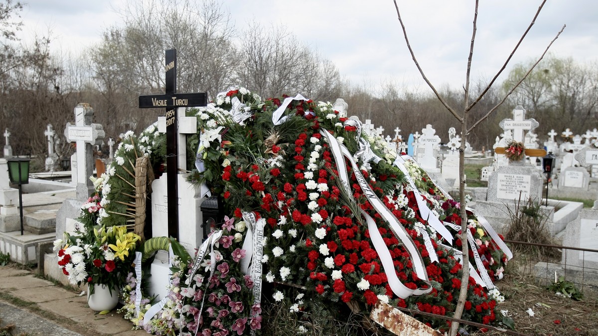 Vasile Turcu a fost înmormântat. Mormântul a fost acoperit de zeci de coroane de flori FOTO: Dumitru Angelescu