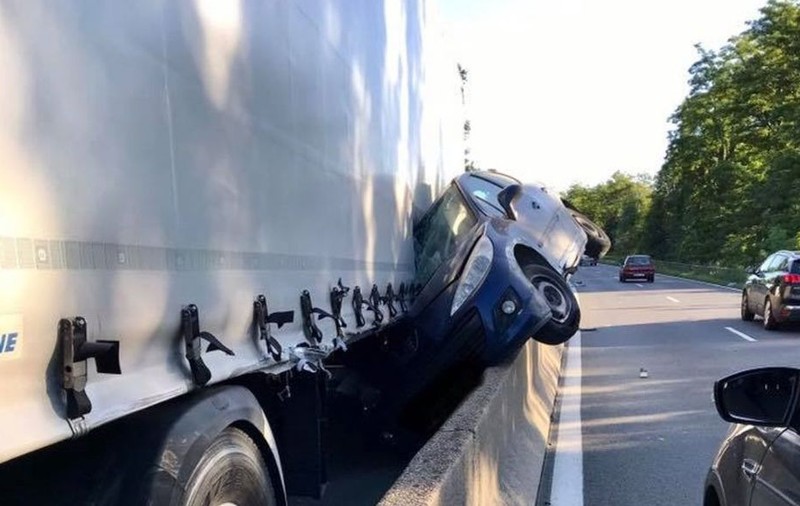 Un șofer român a strivit cu camionul o mașină pe o șosea din Franța