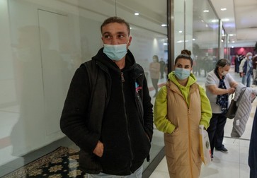 Iulian a venit cu o prietenă, care a spus că face prima doză de Pfizer pentru că i se pare „obligatoriu” în acest moment
