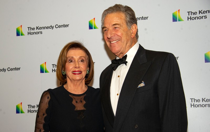 Soțul lui Nancy Pelosi, bătut de un bărbat care a intrat peste el în casă. Agresorul o căuta pe președinta Camerei Reprezentanților a SUA