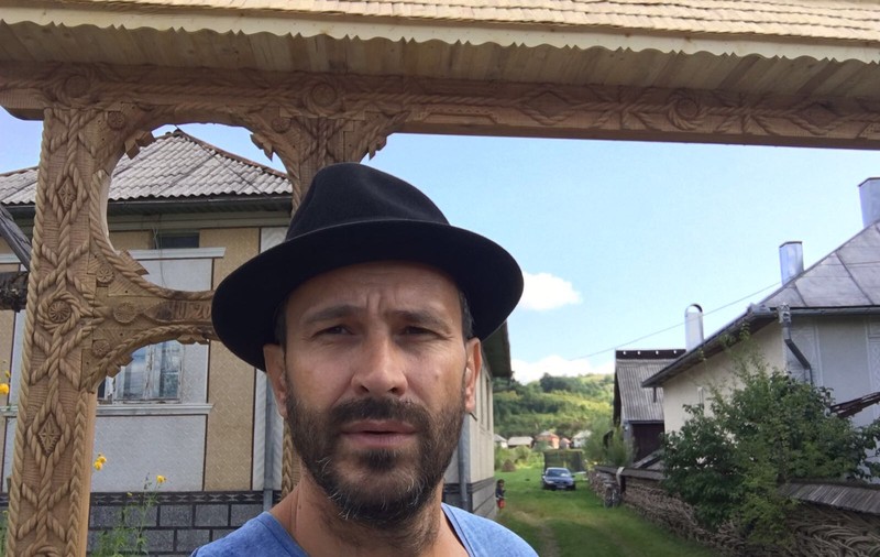 VIDEO EXCLUSIV. Nicolai Tand și-a pus poartă tradițională la casa din Maramureș. Câteva luni au lucrat sculptorii la ea!