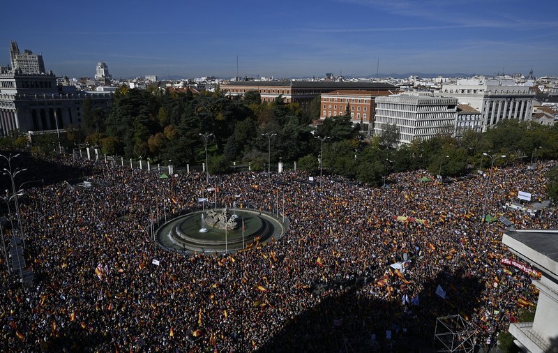 Peste 170.000 de oameni au participat la cel mai mare protest împotriva amnistierii separatiştilor catalani: „Nu vindeți Spania”