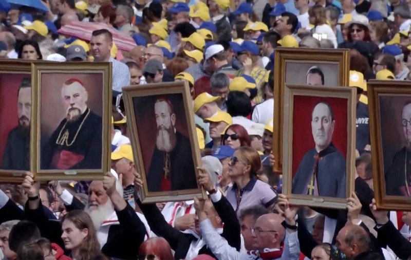“Șapte vieți de sfinți români”: Despre ac, ață și stofă de martir. Istoriile de viață ale episcopilor români beatificați de Papa, cuprinse într-un volum