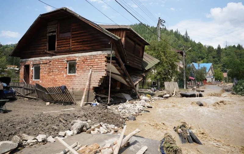 Valurile de mâl au târât cu ele mașini şi copaci, locuitorii sunt încă speriați în Broșteni: „A ieșit pârâul cu bolovani, cu cioate”
