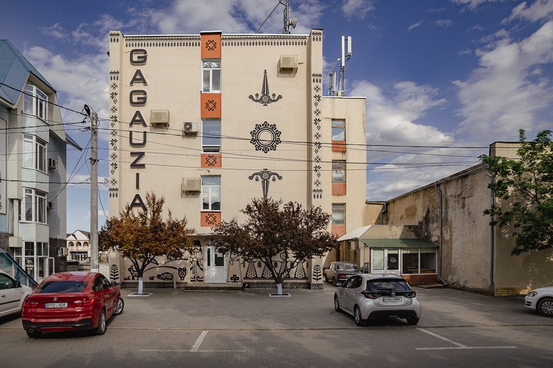 În Comrat, clădirea primăriei este decorată pe laterale cu un mozaic sovietic cu motive populare din Găgăuzia